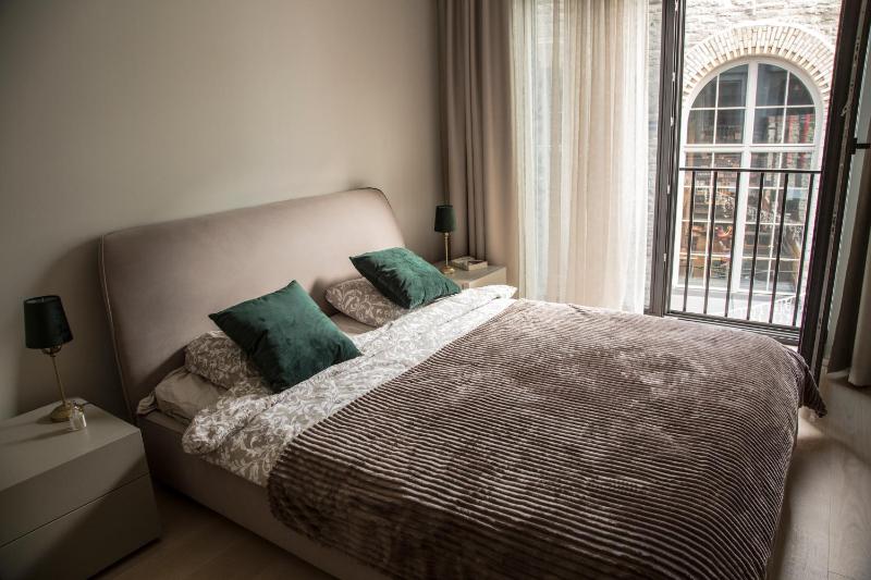 Dream Stay - Executive Apartment with Balcony - image 14