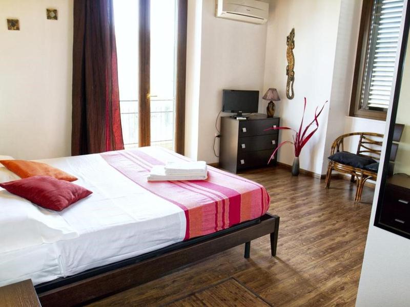 Standard Double Room image 3