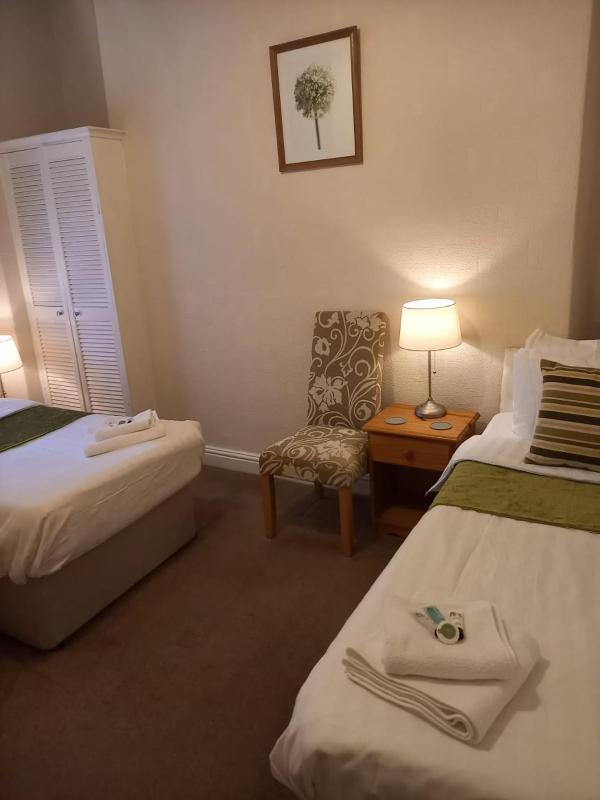 Twin Room image 2