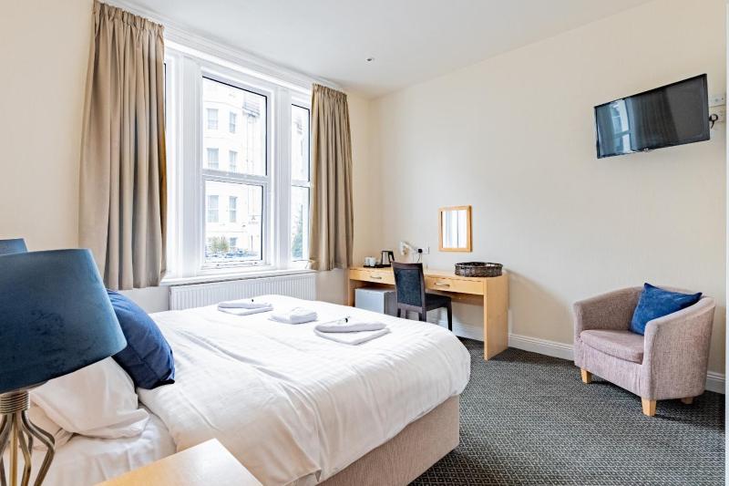 Standard Double Room image 4