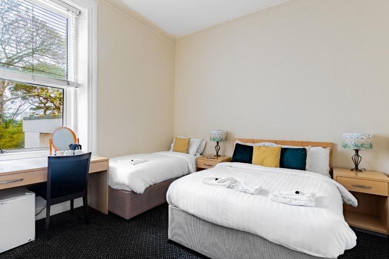 Standard Quadruple Room image 4