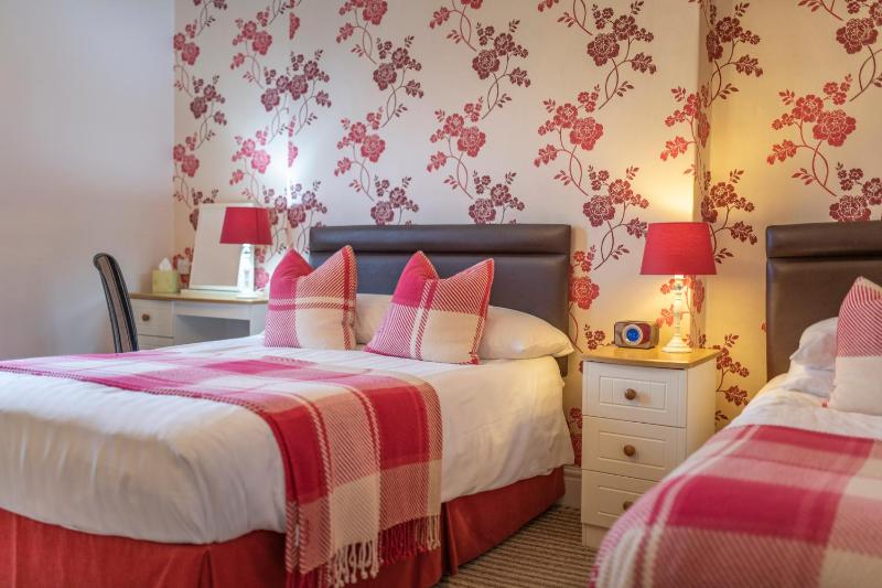 Twin Room image 2
