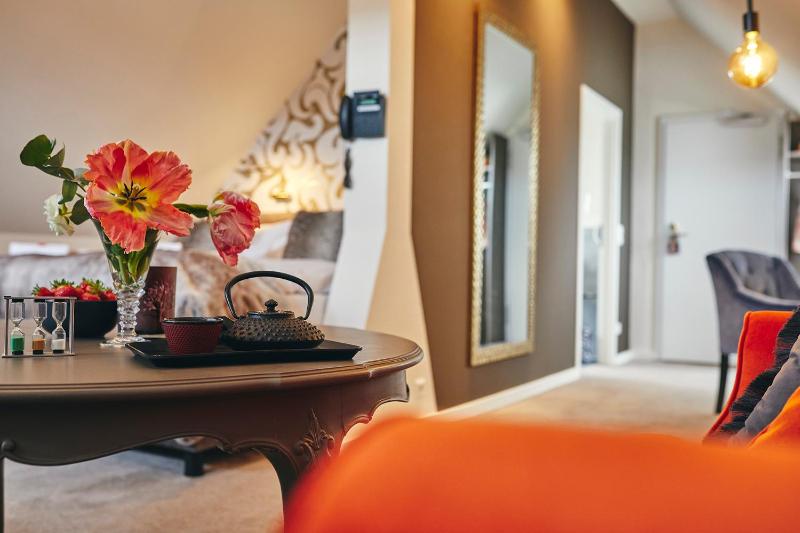 Romantic Suite image 4