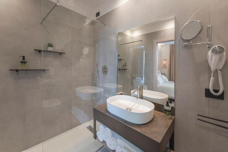 Deluxe Suite with Spa Bath image 4