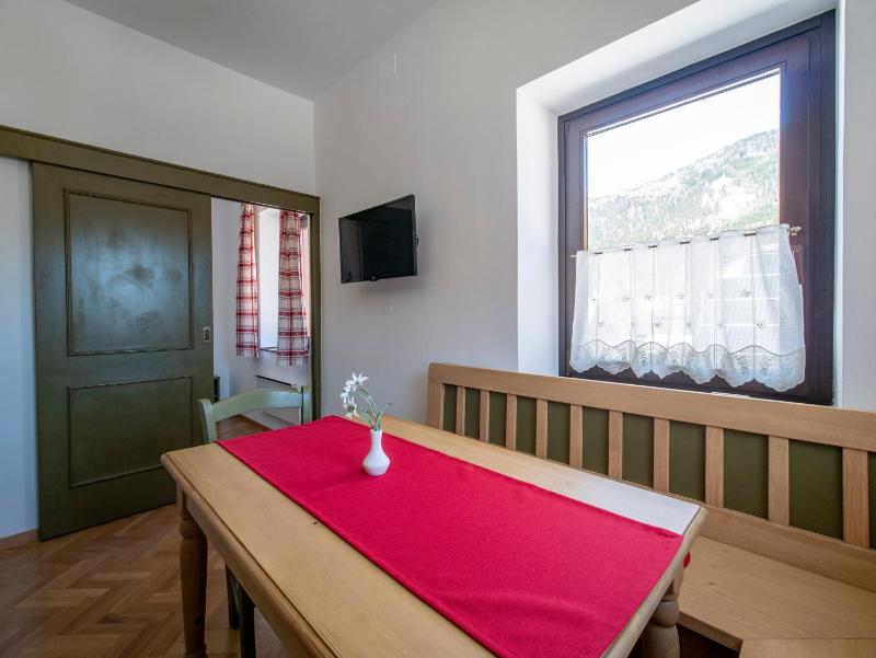 One-Bedroom Apartment image 4