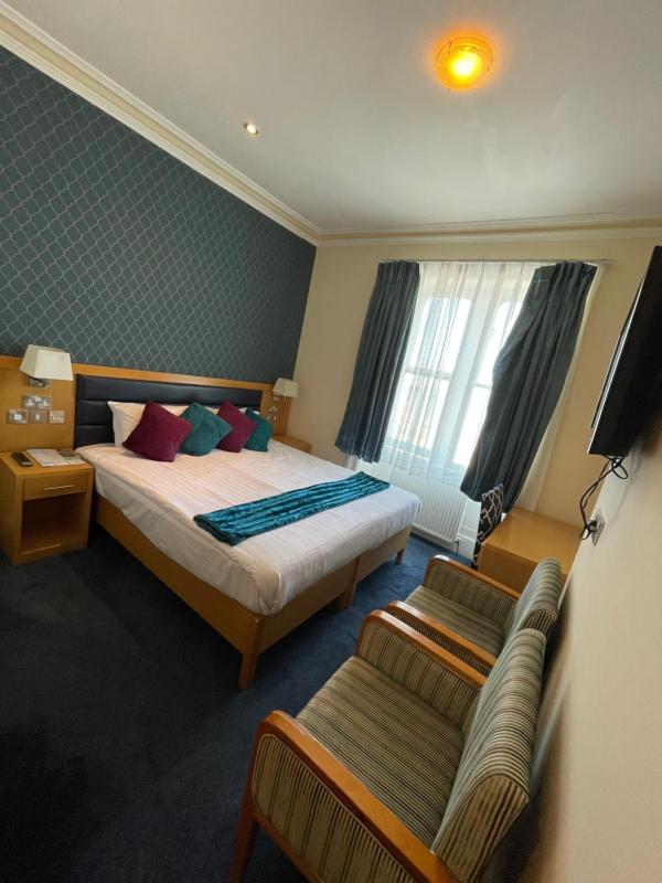 Double Room with Sea View image 2