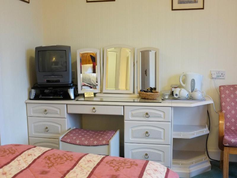 Twin Room image 2