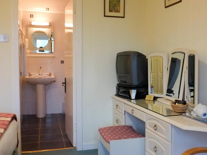 Twin Room image 3