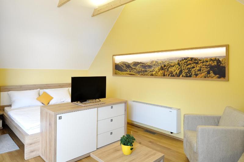 Apartment with Balcony and Valley View  image 3