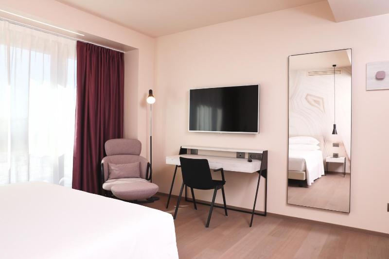Standard Double or Twin Room image 4