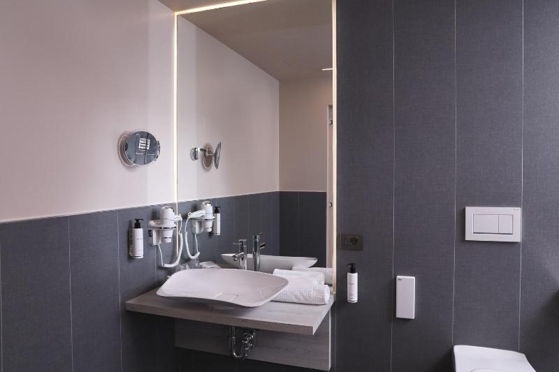 Standard Double or Twin Room image 3