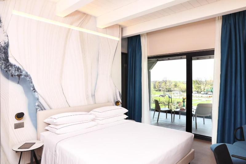 Standard Double or Twin Room with Balcony image 3
