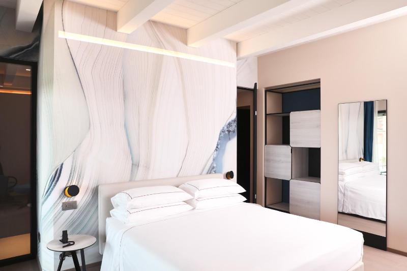 Standard Double or Twin Room with Balcony image 4