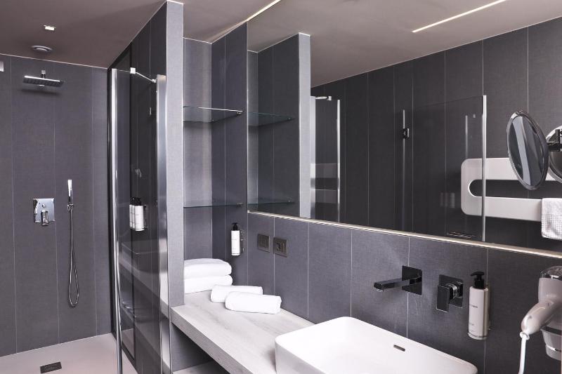 Standard Double or Twin Room with Balcony image 2