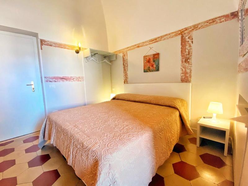 Basic Double Room image 4