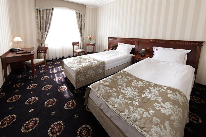 Twin Room image 4