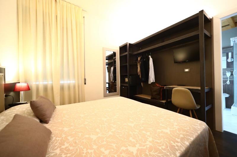 Small Double Room image 3