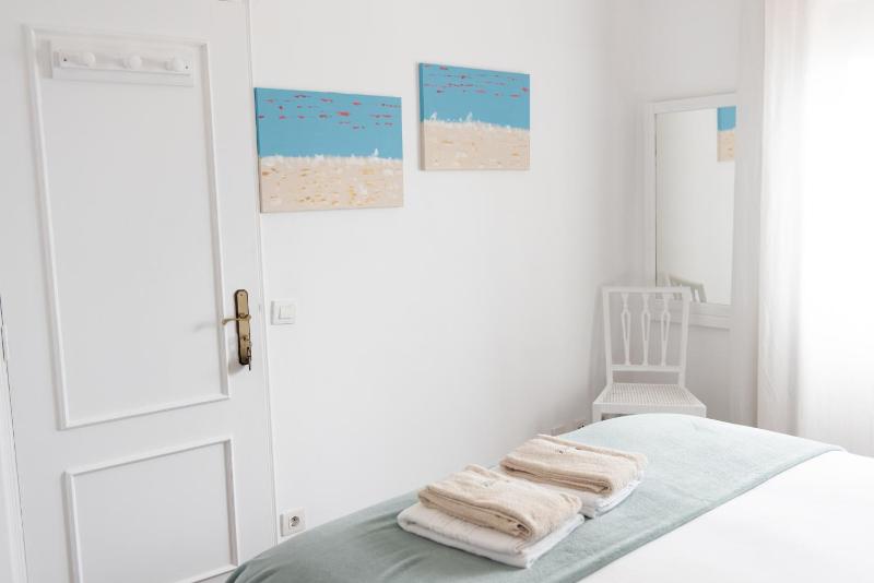 Double or Twin Room with Sea View and Shared Bathroom image 2