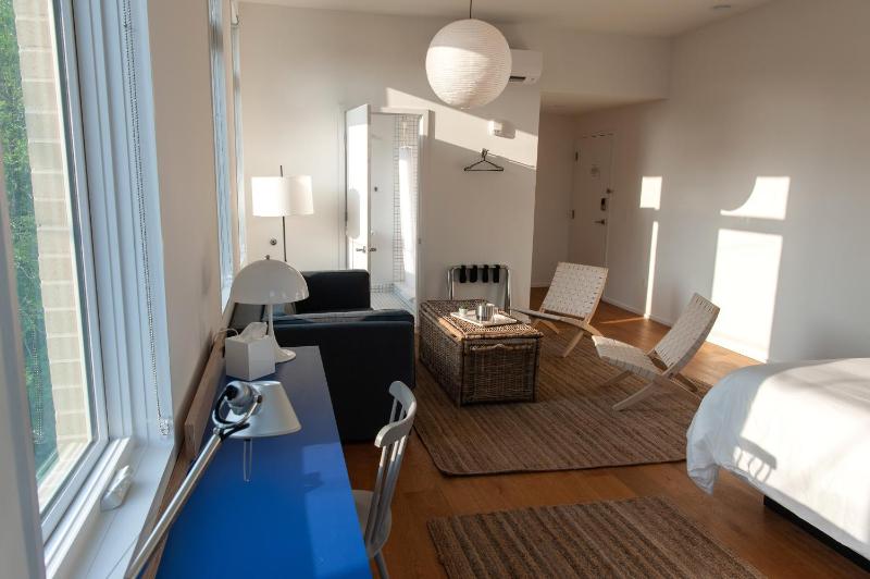 Superior King Room image 4