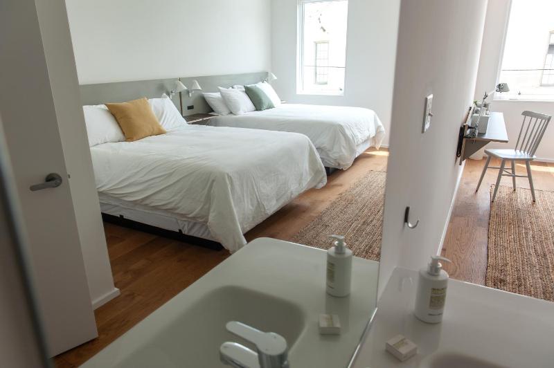 Queen Room image 4
