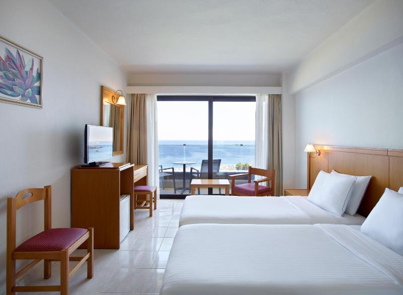 Double or Twin Room with Sea View image 3