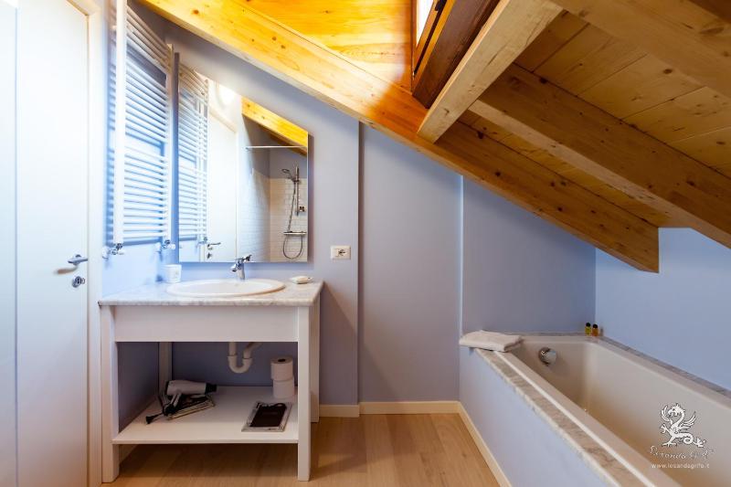 Double Room with Lake View image 2