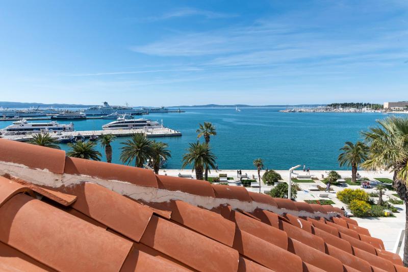 Deluxe Suite with Sea View image 4