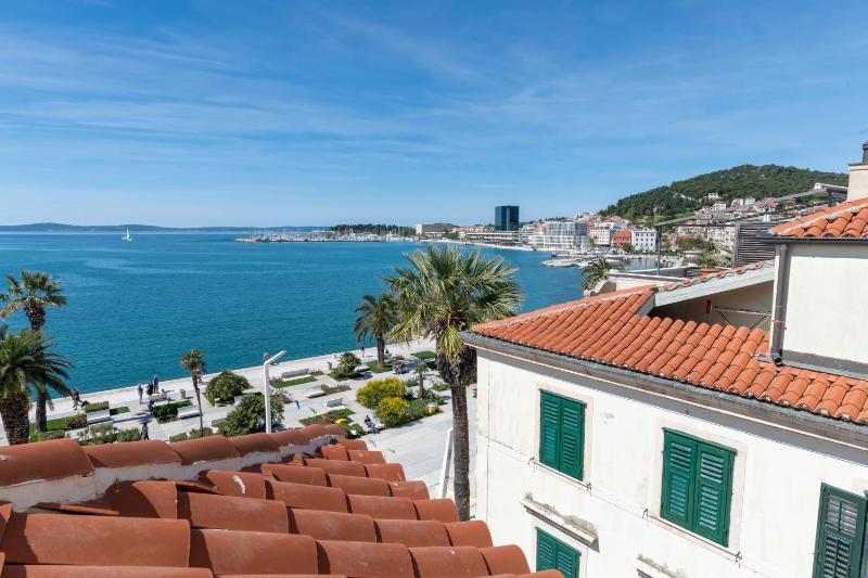 Deluxe Suite with Sea View image 3