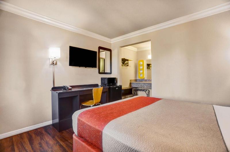 Deluxe Queen Room - Non-Smoking image 3