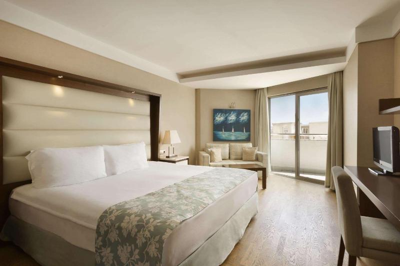 Deluxe Room with Side Sea View image 4