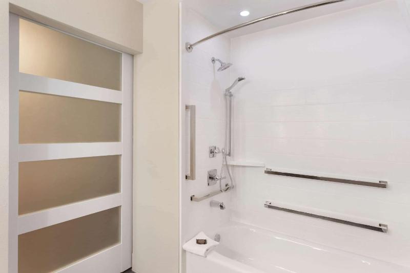 King Room with Roll-In Shower - Mobility Access/Non-Smoking image 2