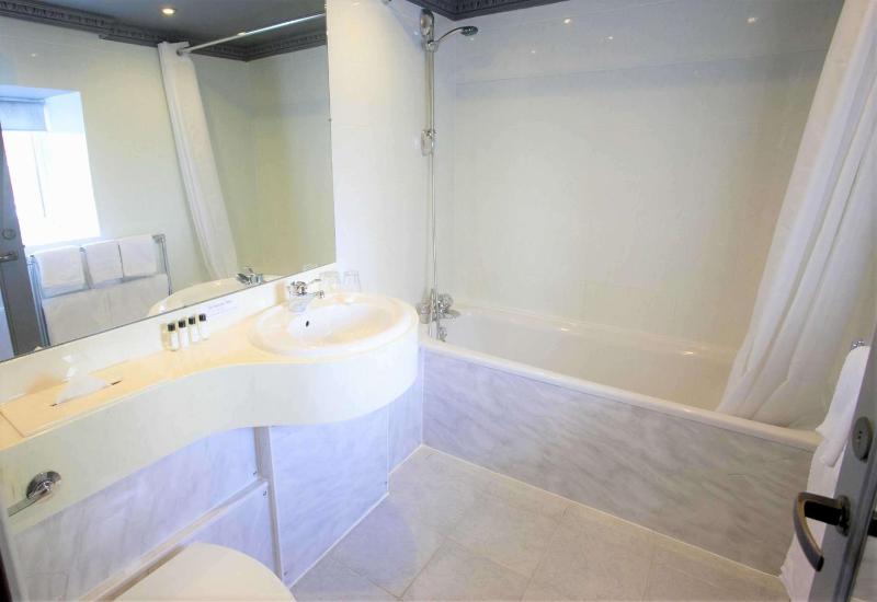 Standard Double Room with Two Single Beds - Non-Smoking image 4