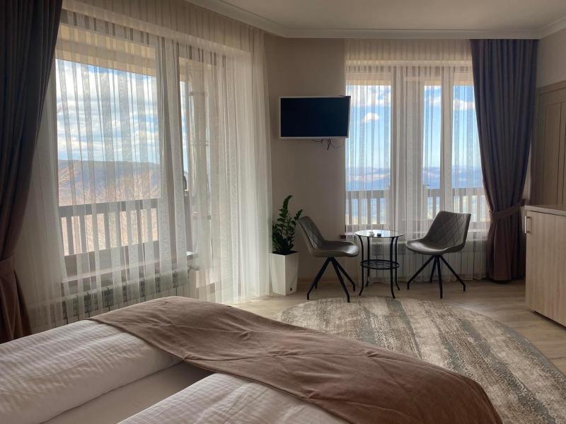 Double Room with Balcony image 2
