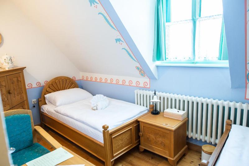 Standard Twin Room image 3