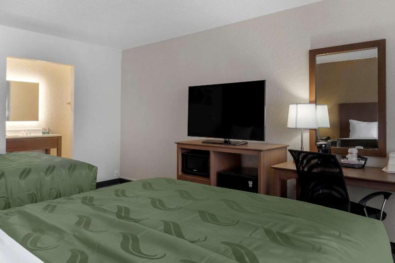 Queen Room with Two Queen Beds - Accessible/Non Smoking image 4