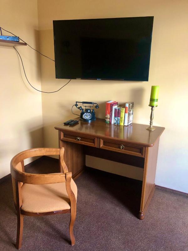 Deluxe Family Room image 4