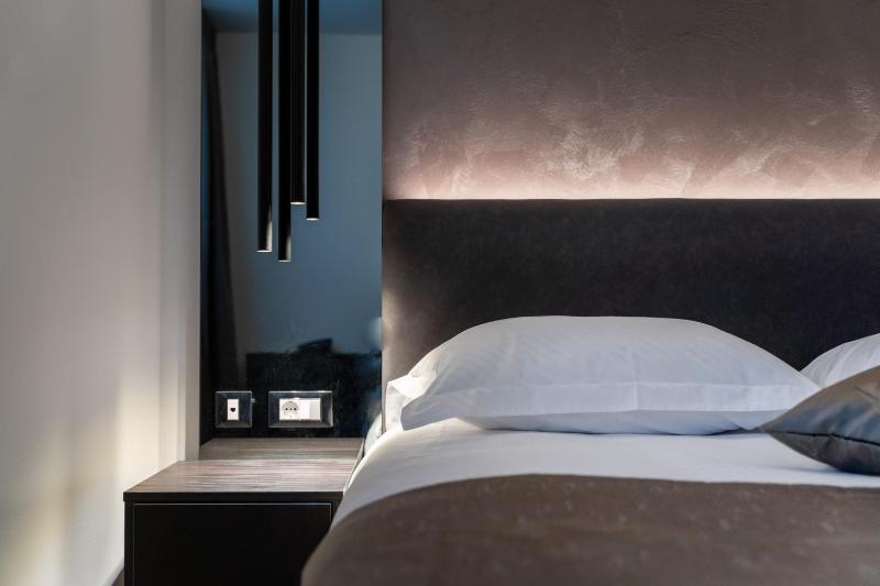 Deluxe Double Room image 2