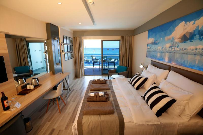 Standard Triple Room with Sea View image 3