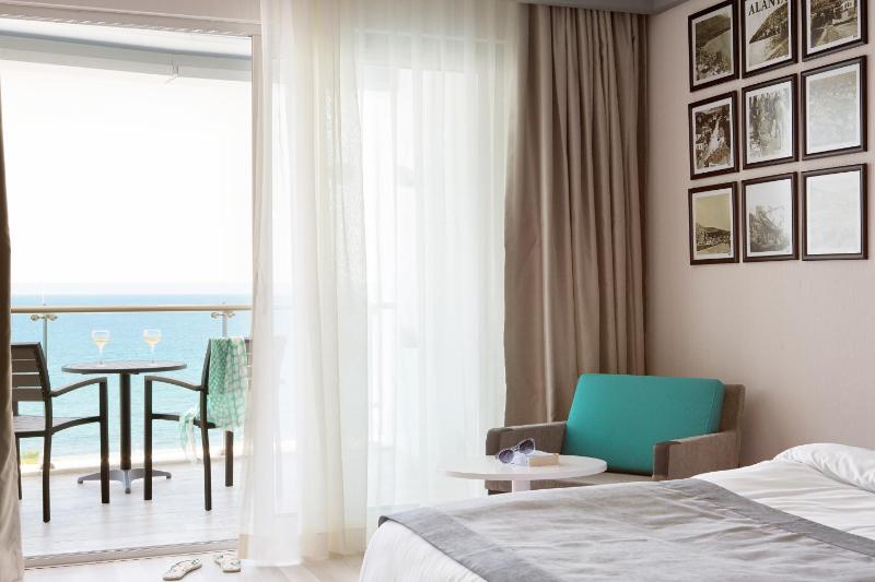 Standard Triple Room with Sea View image 2