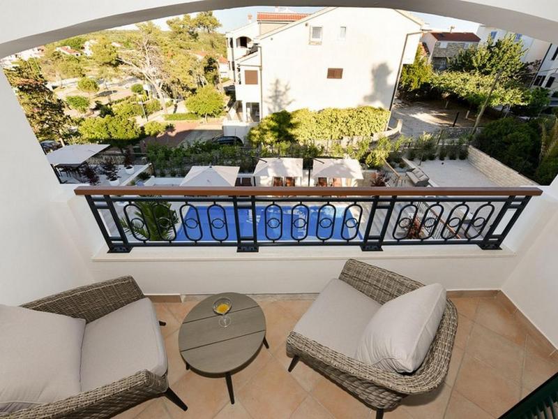 Apartment with Pool View  image 1