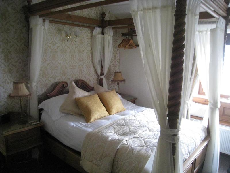 Superior Double Room with Four Poster Bed image 1