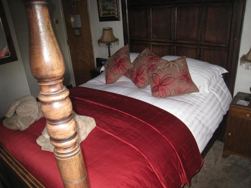 Standard Double Room with Four Poster Bed image 3