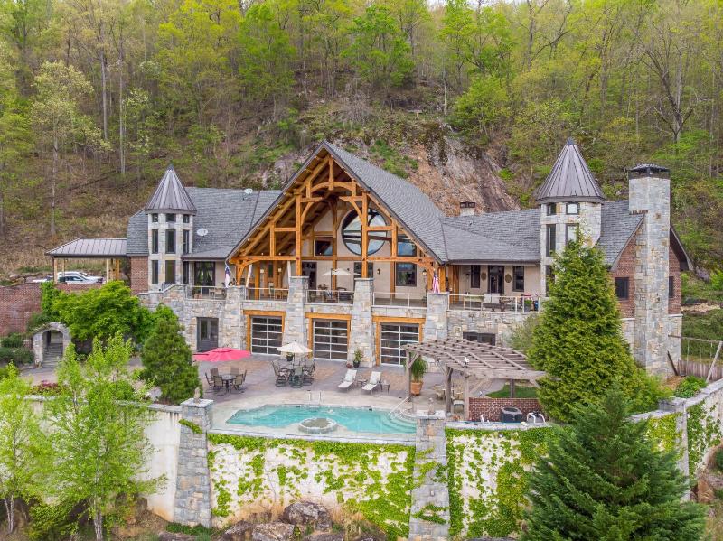 Eight-Bedroom Holiday Home image 1
