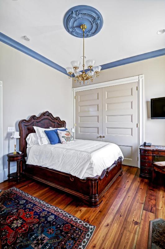 Deluxe Queen Room image 2