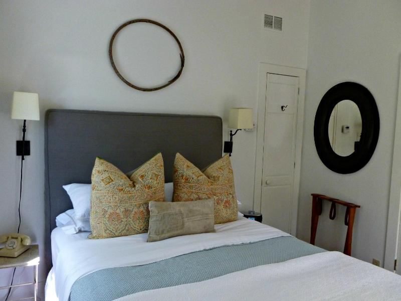 Queen Room with Garden View image 4