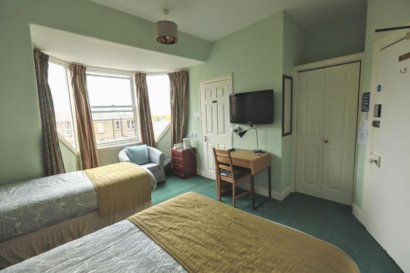 Standard Twin Room with Garden View image 4