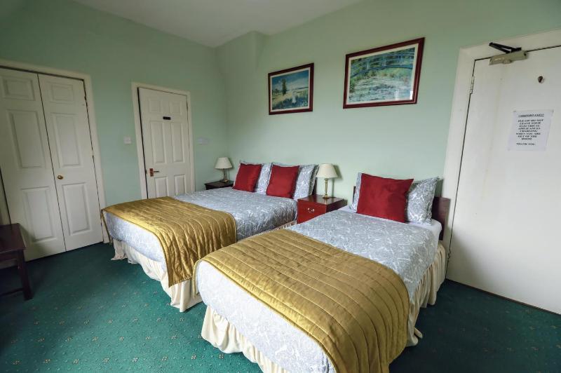 Standard Twin Room with Garden View image 3