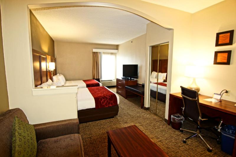 Queen Suite with Two Queen Beds image 2