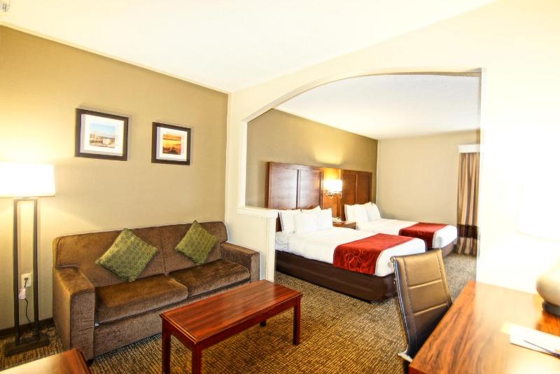 Queen Suite with Two Queen Beds image 3