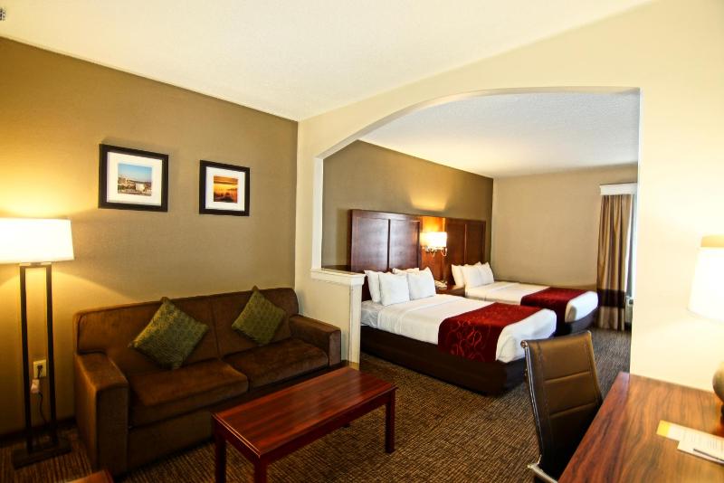 Queen Suite with Two Queen Beds image 4